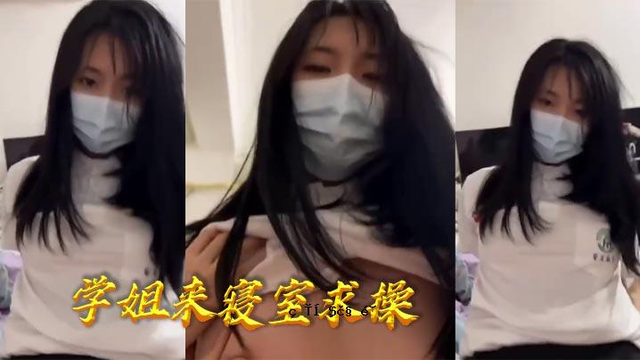 女学生来到卧室
