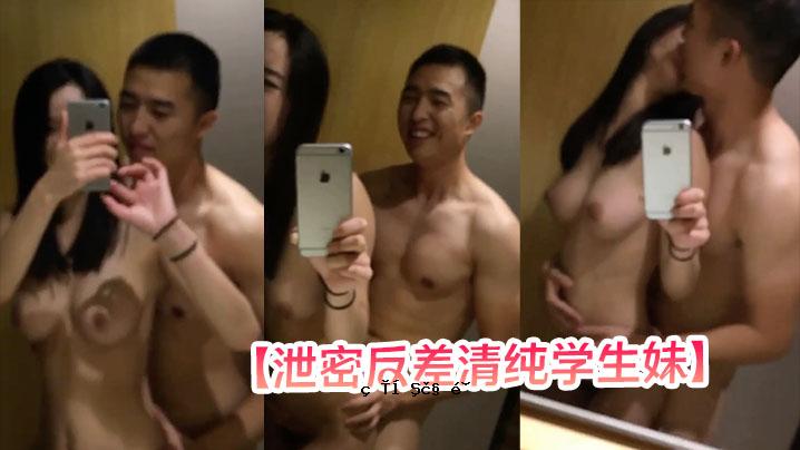 当学生的妹妹拿起一块干净的布时，她拿起一面镜子，按下镜子，听到女孩女儿的女儿穿衣服的声音。