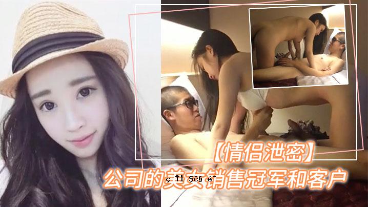 暴露在光线下的美女为顾客提供的特殊服装