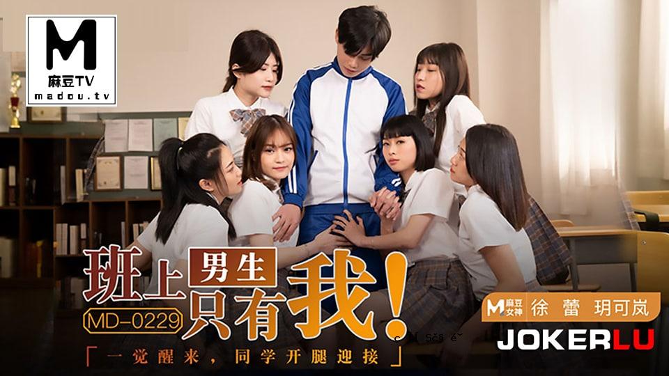 开学第一天，一名男学生就被同校叫醒并受到欢迎。